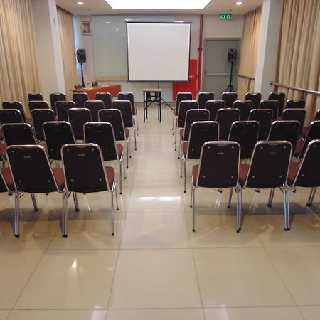 Amaris Hotel Bekasi Barat Екстериор снимка