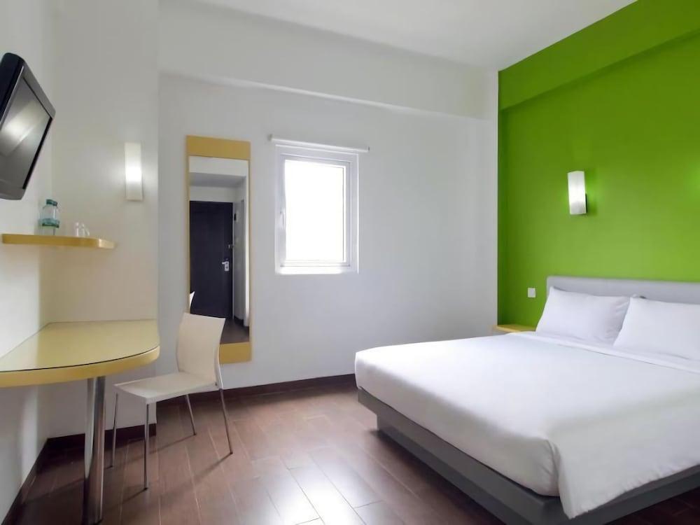 Amaris Hotel Bekasi Barat Екстериор снимка