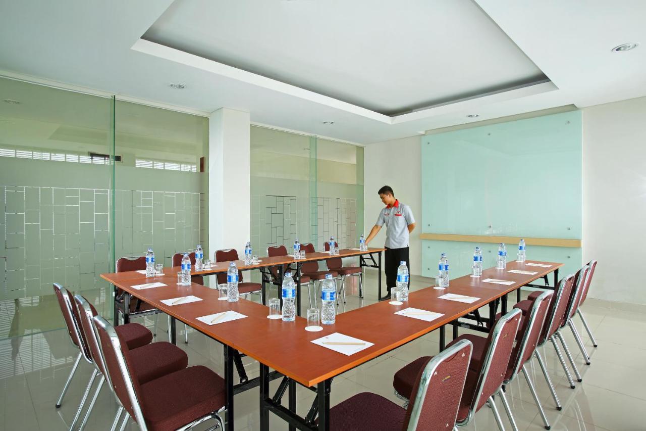 Amaris Hotel Bekasi Barat Екстериор снимка