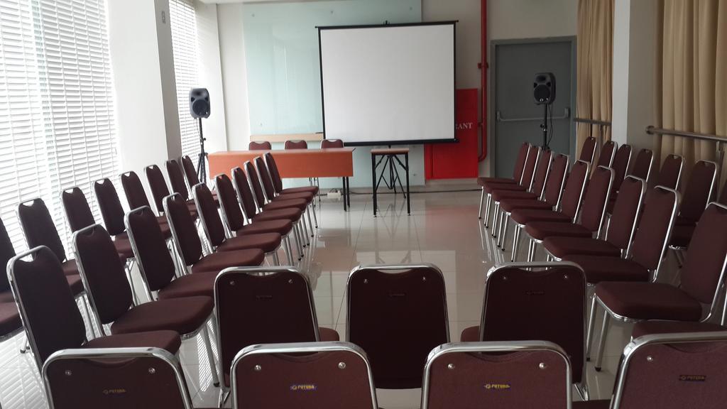 Amaris Hotel Bekasi Barat Екстериор снимка