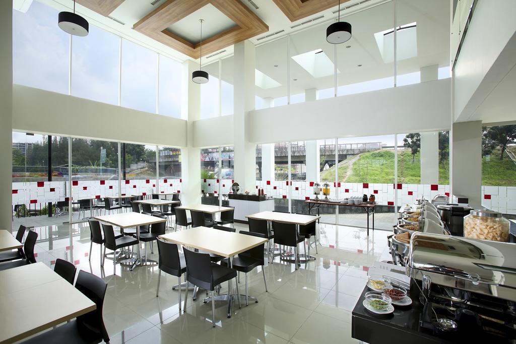 Amaris Hotel Bekasi Barat Екстериор снимка