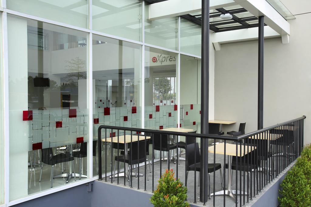 Amaris Hotel Bekasi Barat Екстериор снимка