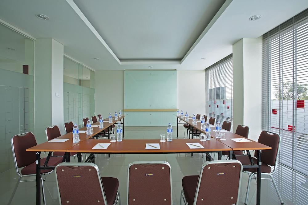 Amaris Hotel Bekasi Barat Екстериор снимка