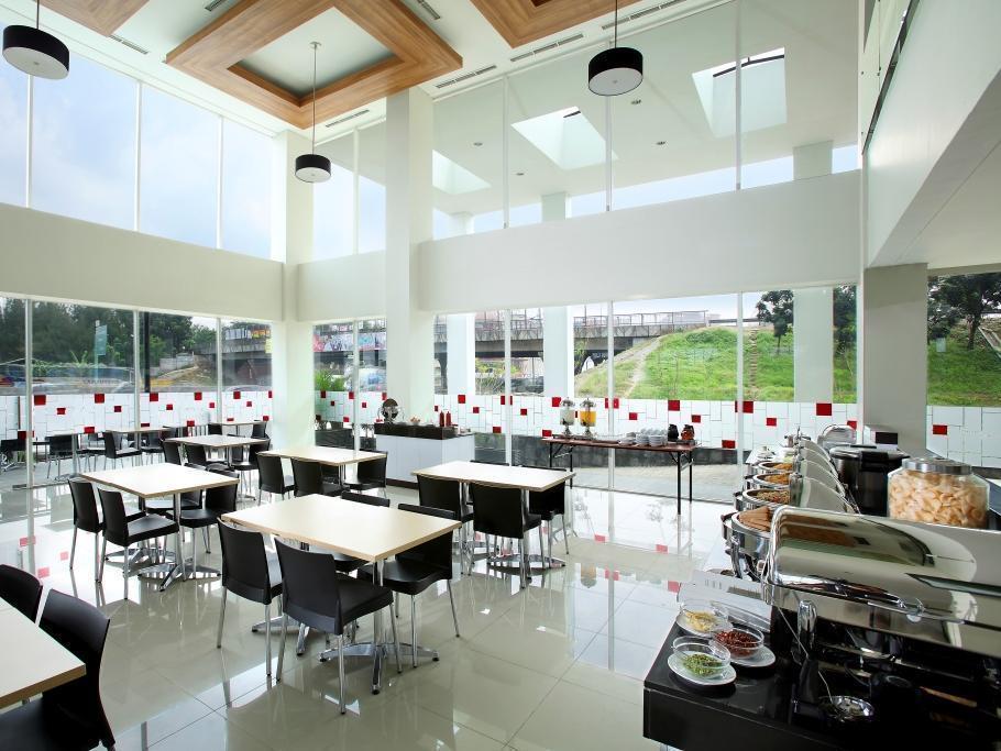 Amaris Hotel Bekasi Barat Екстериор снимка