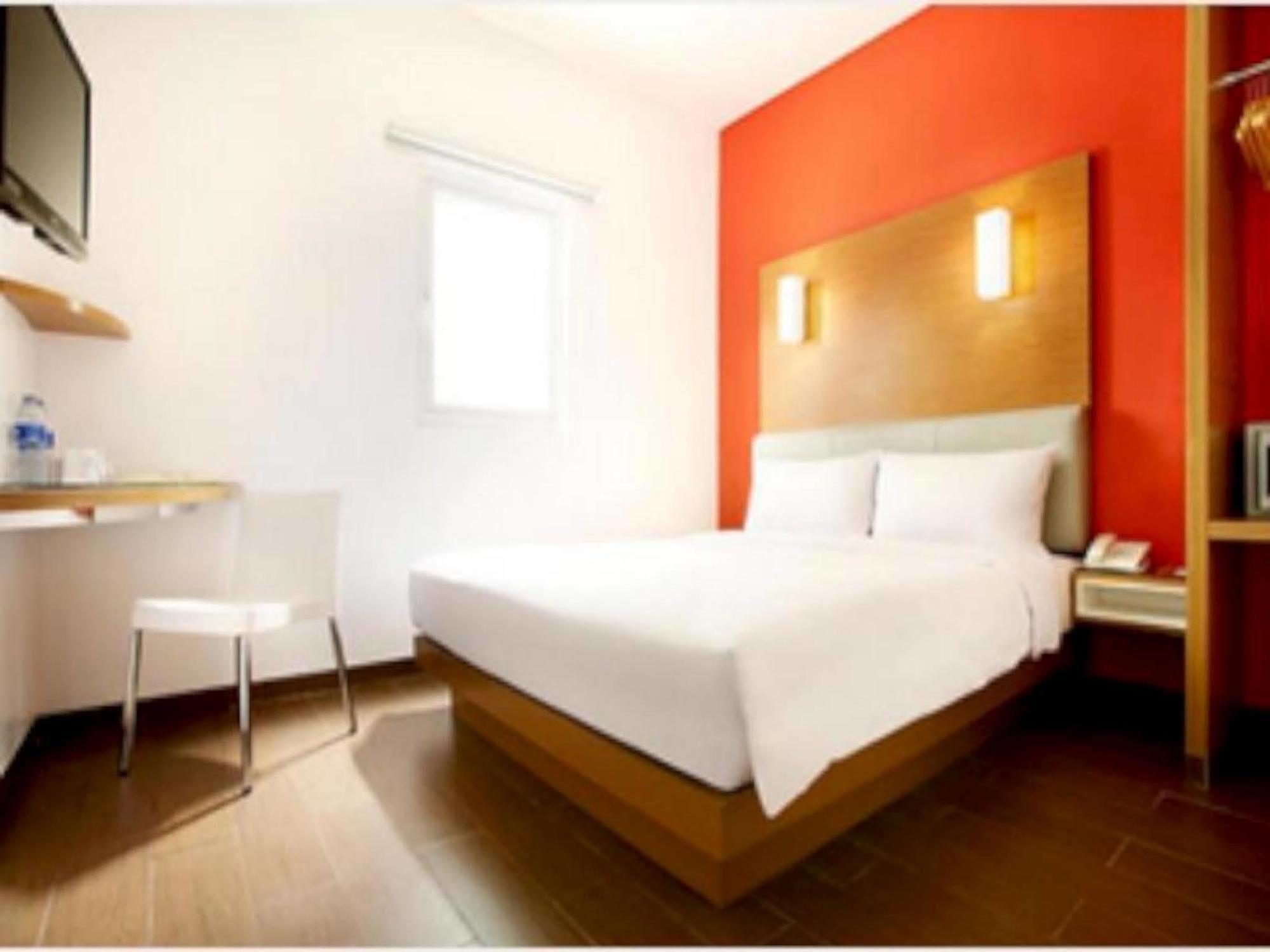 Amaris Hotel Bekasi Barat Екстериор снимка