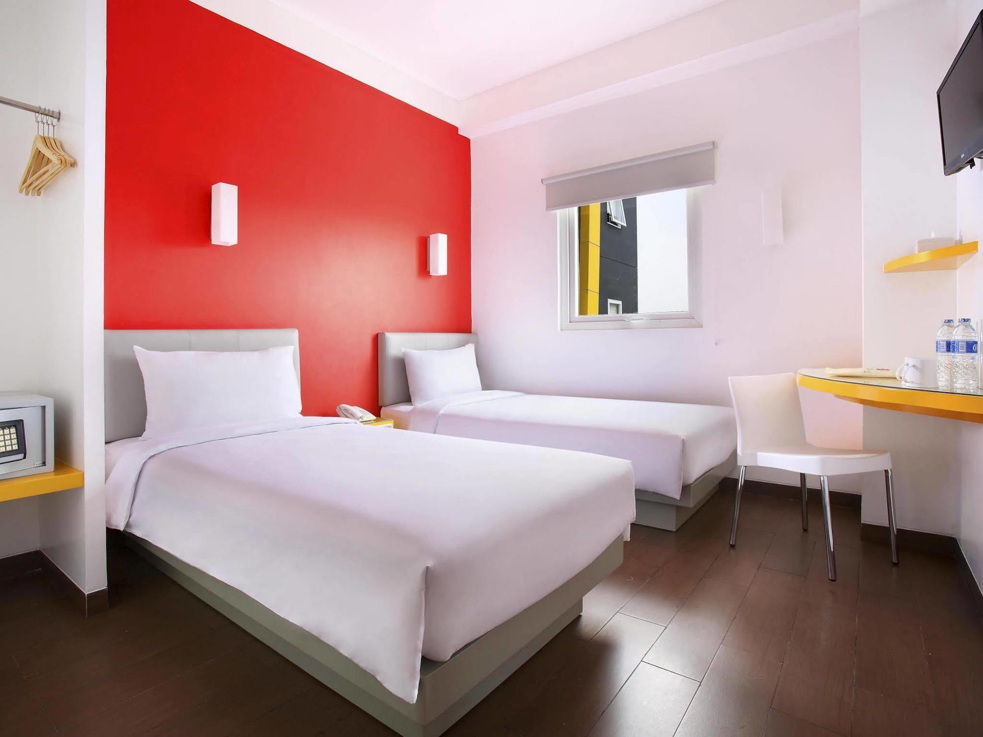 Amaris Hotel Bekasi Barat Екстериор снимка