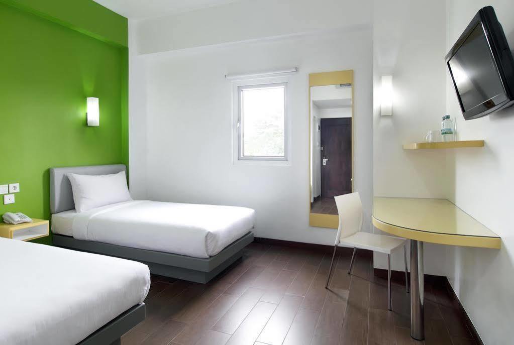 Amaris Hotel Bekasi Barat Екстериор снимка